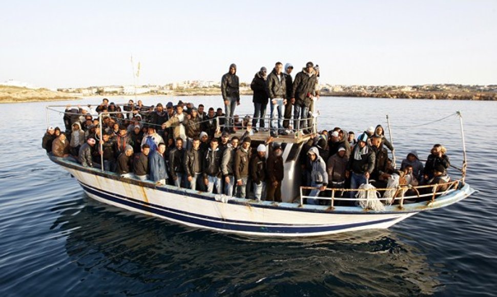 Pilnas laivas migrantų
