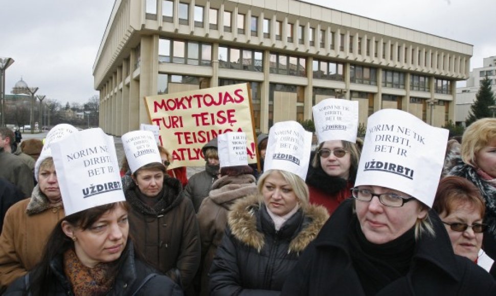 Mokytojai protestuoja prie Seimo dėl nedidinamų algų