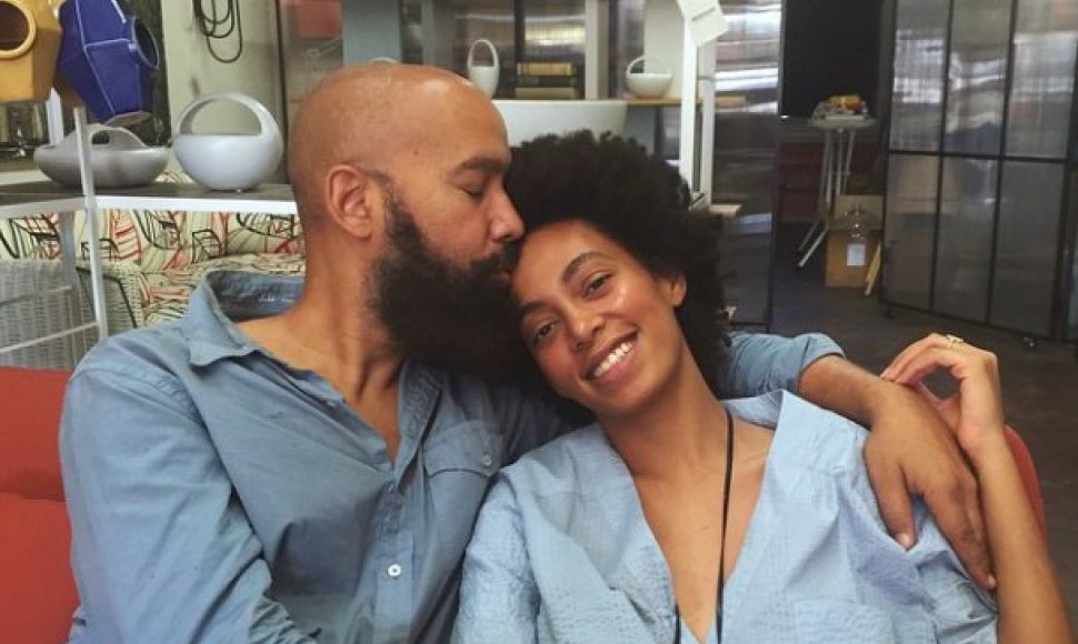 Solange Knowles su „D.EFECT“ marškiniais