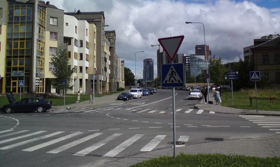 Mėlynasis Peugeot atvažiavo iš čia, jo vairuotojas nepastebėjo apie šalutinį kelią įspėjančio ženklo.