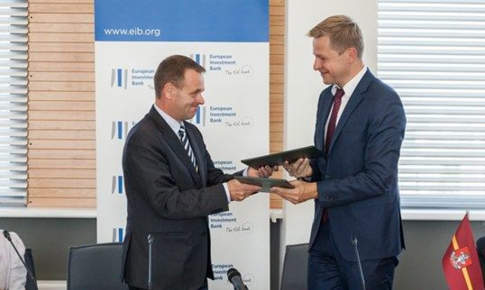 Vilniuje paskolos sutartį pasirašė Vilniaus meras Remigijus Šimašius ir EIB pirmininko pavaduotojas Janas Vapaavuori.