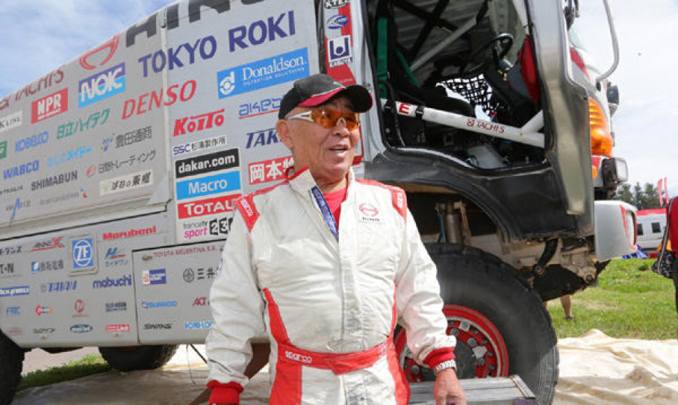 Yoshimasa Sugawara Dakaro ralyje važiuoja sunkvežimiu HINO (2014)