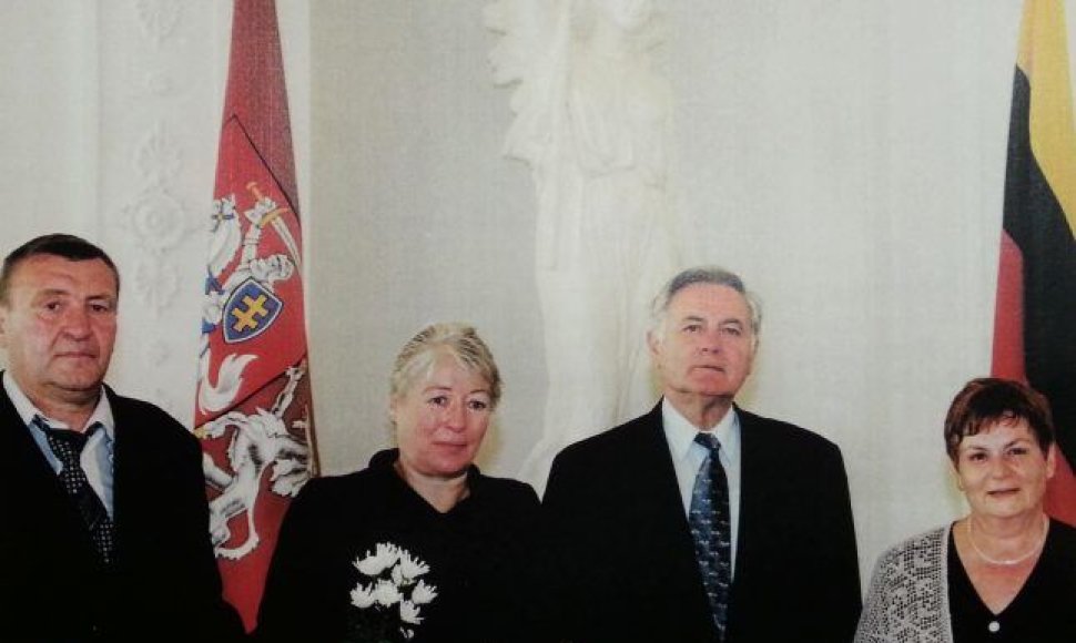 Alfonsas Babarskis ir Danutė (Babarskytė) Malakauskienė susitinka su Prezidentu. Rūta Glikman – dešinėje.
