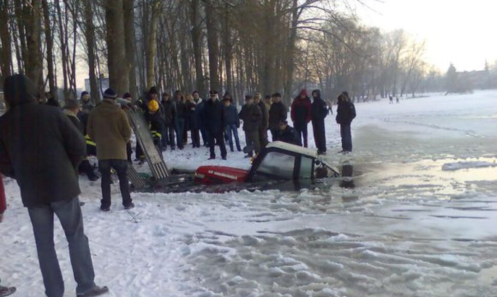 Ant tvenkinio ledo trasą automobilių varžyboms ruo&scaron;ęs lengvasis traktorius atsidūrė vandenyje, traktorininkas i&scaron;sigelbėjo.
