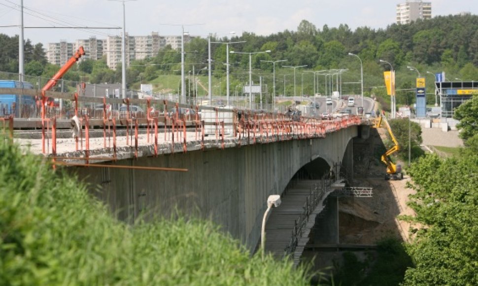 Lazdynų tilto remontas turėtų būti baigtas vasaros pabaigoje ir kainuos, Vilniaus vicemero R.Adomavičiaus teigimu, ne beveik 130 mln., o 12 mln. Lt mažiau.