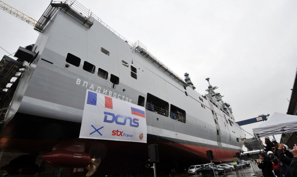 Rusijai skirtas „Mistral“ tipo laivas nuleidžiamas į vandenį