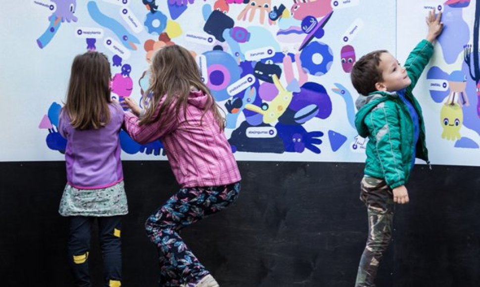 Spalio 3 d. Kaune M. Žilinsko dailės galerijos prieigose buvo pastatyta interaktyvi instaliacija „Jausmų žemėlapis“, kuria siekiama atkreipti dėmesį į vaikų jausmų pasaulį ir jo įvairovę