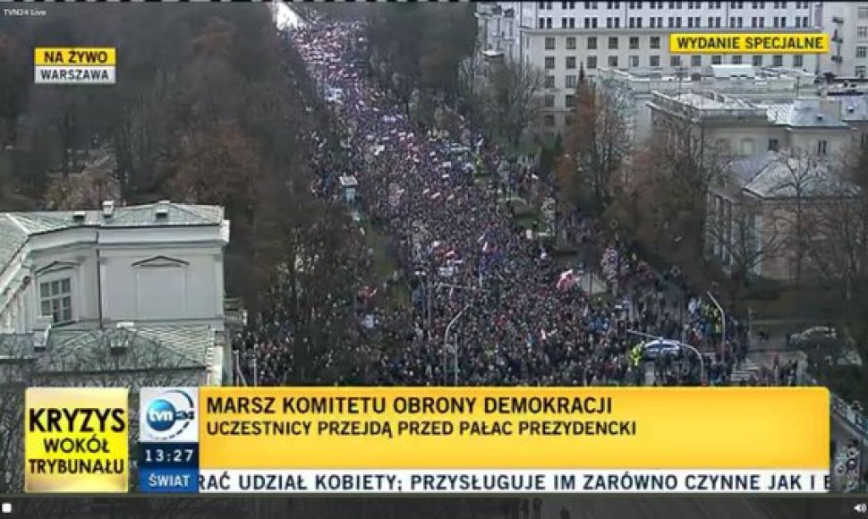 Tūkstantinė minia Varšuvoje protestuoja prieš prezidentą Andrzejų Dudą