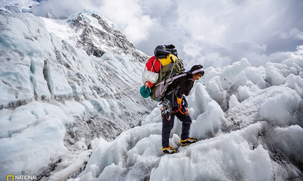 Nešinas įranga iš aukštutinės Everesto stovyklos Sonamas Dordžis Šerpas ką tik įveikė Khumbu ledokritį. 