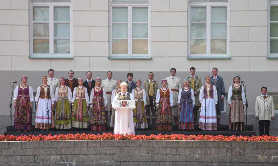 Dalia Grybauskaitė Valstybės vėliavų pakėlimo ceremonijoje