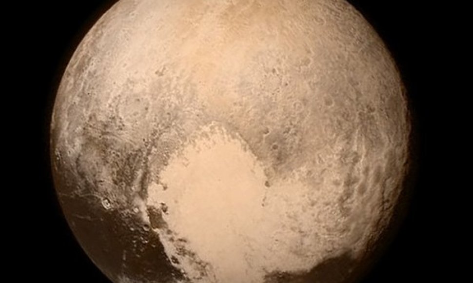 Naujausia Plutono fotografija (liepos 13 d., raiška: 1 pikselis = 4 km), kurioje aiškiai matyti ne tik garsioji Plutono "širdis", bet ir daug kraterių bei kitų įspūdingų kraštovaizdžio elementų. Tamsios dėmės regimojo disko apačioje - Plutono pusiaujo sritis. Rytoj žiniasklaidoje pasirodys šios dien