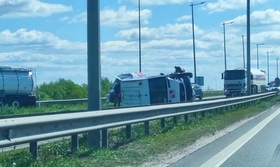 Kauno rajone vertėsi mikroautobusas, uždarytas kelias