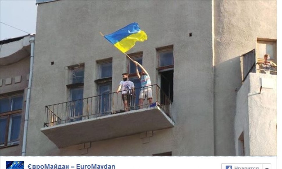 Slovjansko gyventojai ukrainiečių karius pasitiko su vėliavomis rankose.