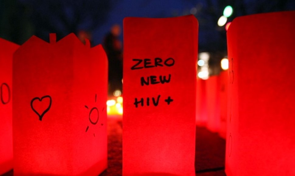 Žvakės V.Kudirkos aikštėje degė kovos su AIDS dienos proga.