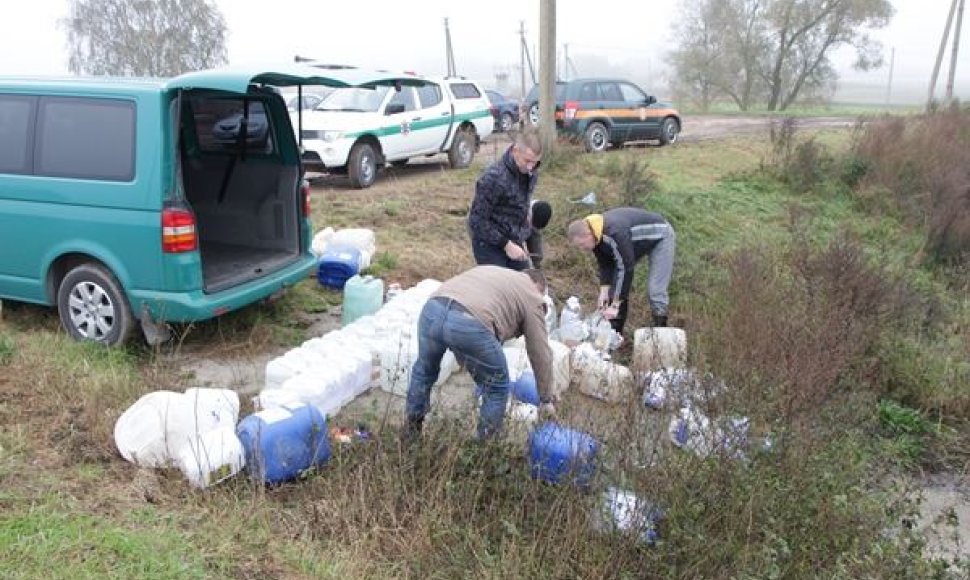 Jurbarko rajono Dainių kaime pareigūnai išpylė beveik toną svaigalų, daugiausia – naminės degtinės. 