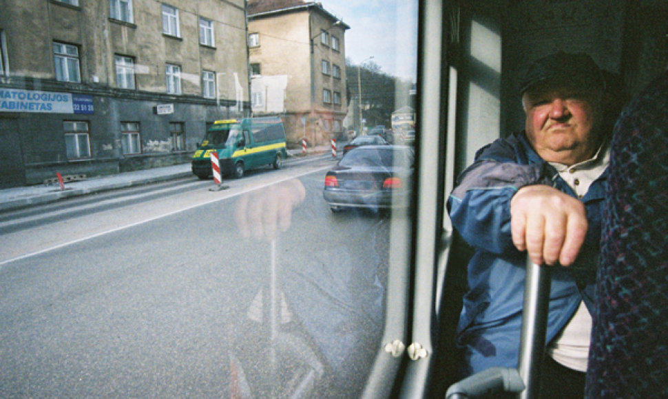 Parodoje galima išvysti įvairių Kauno „veidų“, kuriuos fotografas užfiksavo pro autobuso langą. 