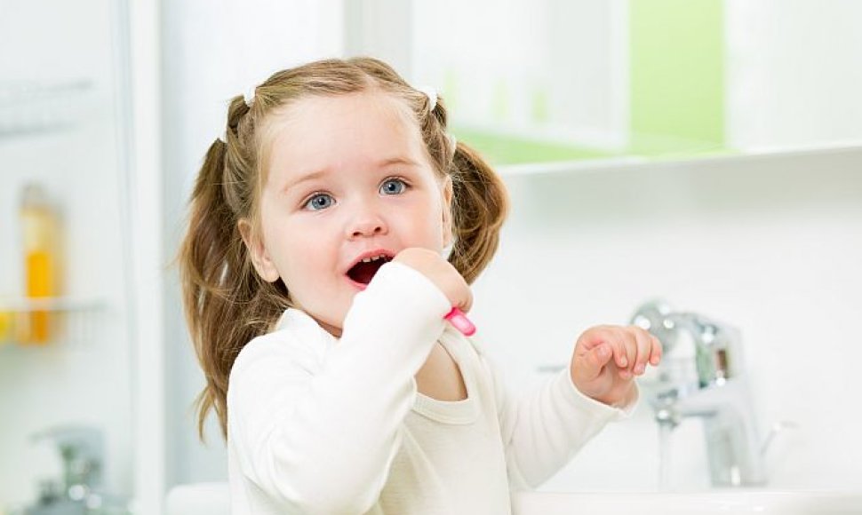 Mergaitė valosi dantis