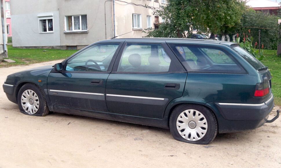 Subadytos Raseinių rajono apylinkės prokuratūros prokuroro Armino Elijo&scaron;iaus automobilio padangos.