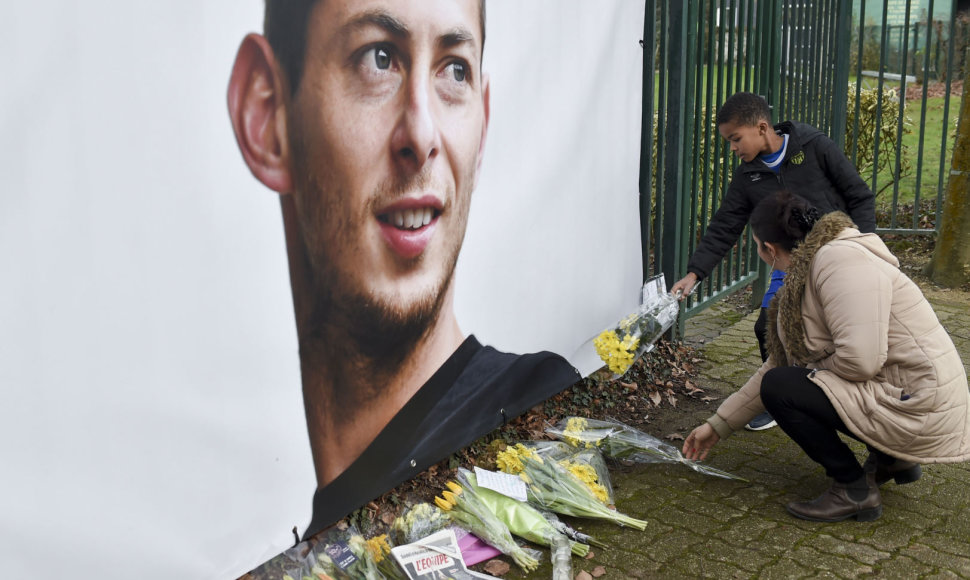 Žmonės Prancūzijos mieste Nante meldžiasi už futbolininką Emiliano Salą.