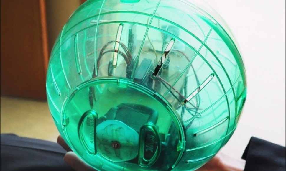 VGTU studento sukurtas robotas kamuolys