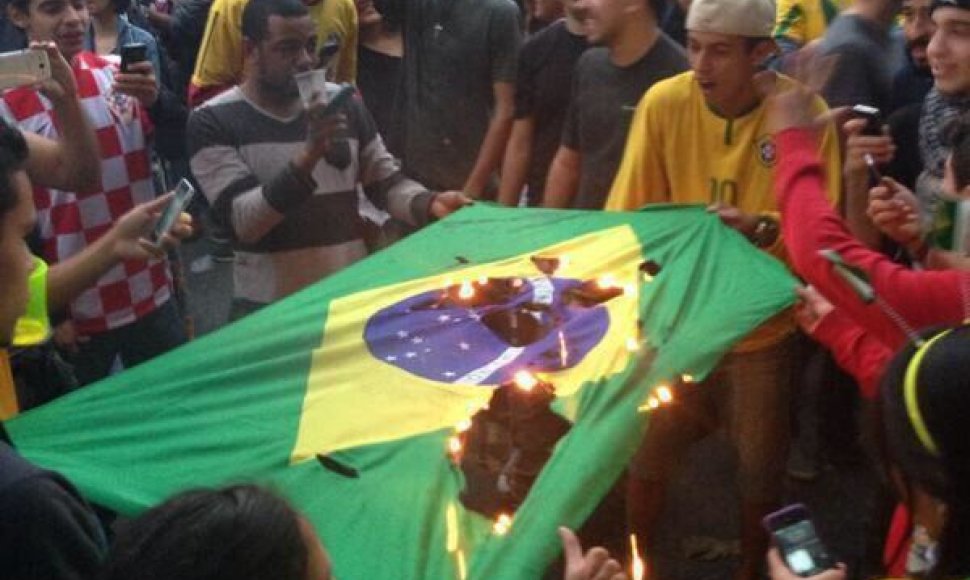 Brazilai degina savo šalies vėliavą