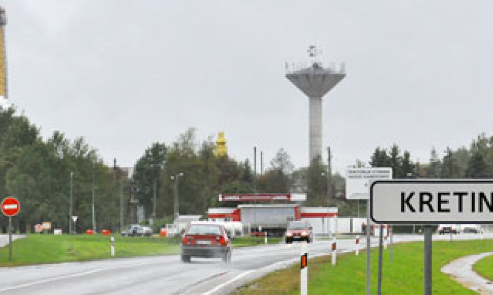 Įvažiuojant į Kretingą Palangos-Šiaulių plentu pasitinka standartinis kelio ženklas ir okupacijos laikų vandens bokštas