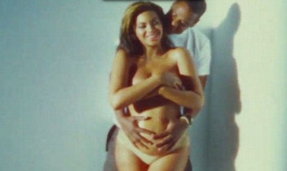 Beyonce paviešino nuotrauką, kurioje ji užfiksuota besilaukianti dukters Blue Ivy