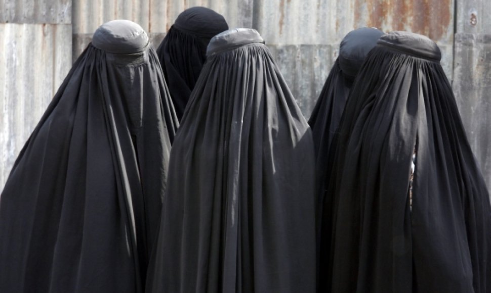 Saudo Arabijos moterys su burkomis