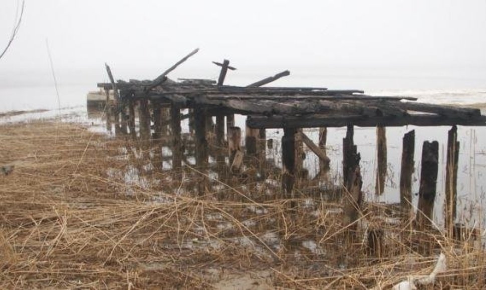 Unikalioje 2007 m. pavasarį darytoje nuotraukoje matyti buvusios sovietinės povandeninių laivų bazės tilto likučiai