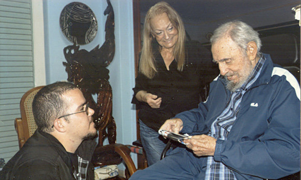 F.Castro matomas kartu su žmona Dalia per surengę susitikimą savo namuose su Havanos universiteto studentų sąjungos lyderiu.
