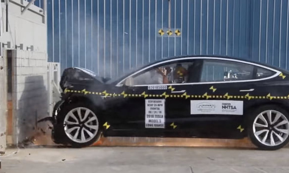 „Tesla Model 3“ saugumo testai