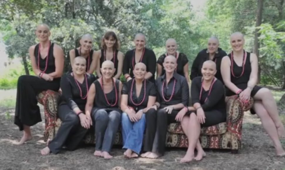 Už širdies griebiantis solidarumas: palaikydamos vėžiu sergančią draugę grupelė moterų nusiskuto galvas plikai