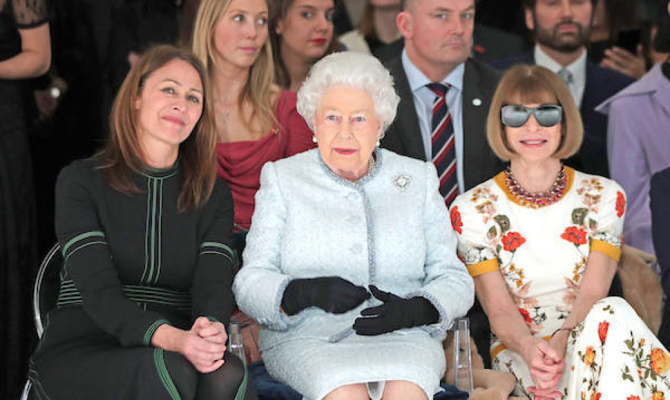 Iš kairės: Caroline Rush, karalienė Elizabeth II ir Anna Wintour 2018 m. Londono mados savaitėje
