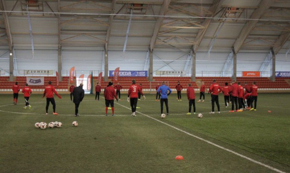„Sūduvos“ futbolininkai pirmojoje 2015 metų treniruotėje