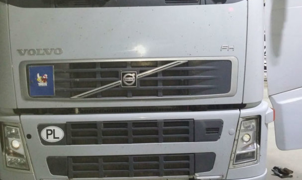 Muitininkų sulaikytas „Volvo“ sunkvežimis su priekaba