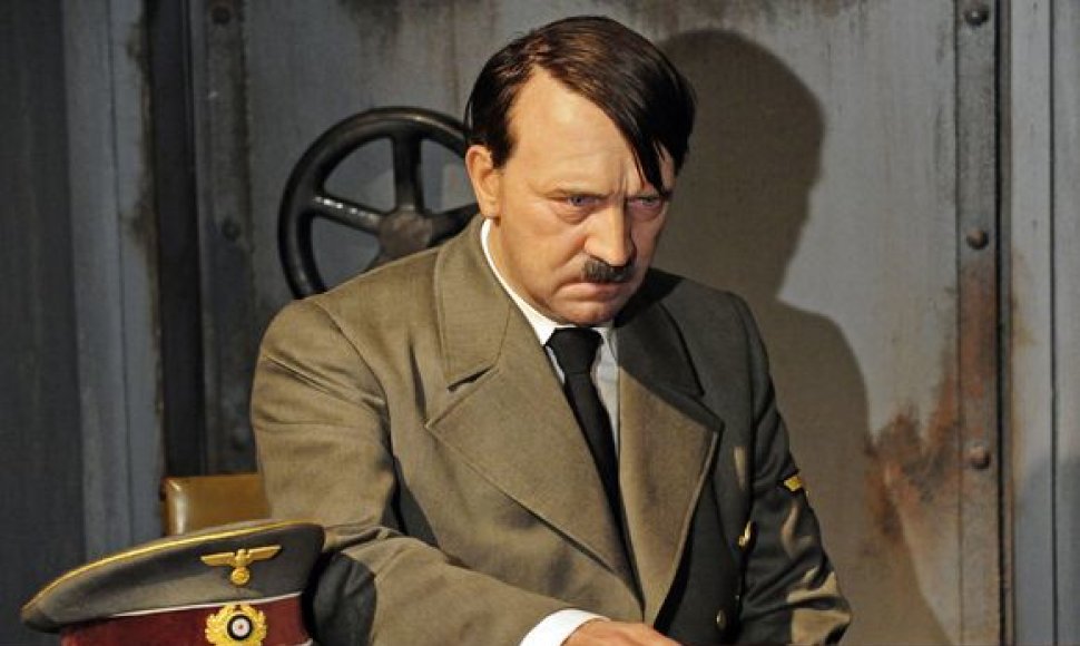 Vaškinė A.Hitlerio figūra neteko galvos.