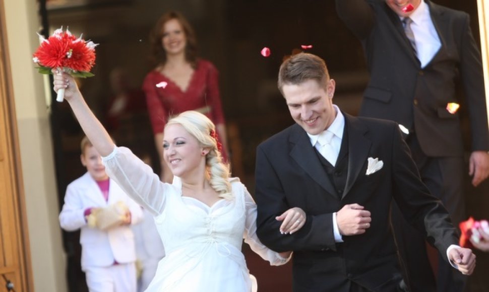 Žaslių bažnyčioje susituokė Indrė Augustaitytė ir Mantas Stonkus.