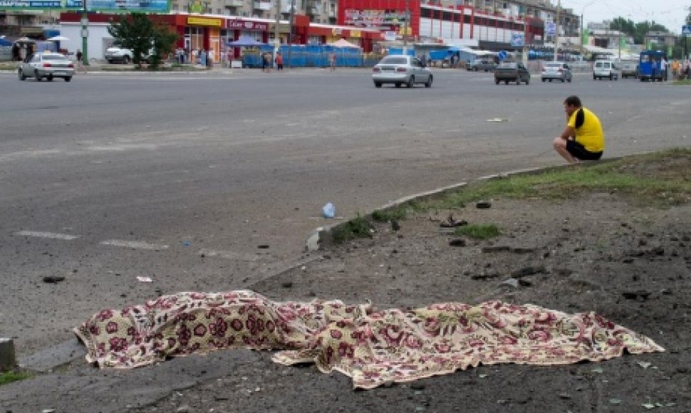 Žuvusiųjų kūnai Luhansko gatvėse