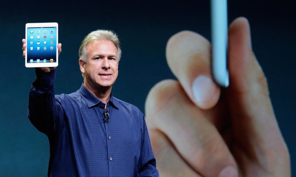 „Apple“ viceprezidentas rinkodarai Philas Schilleris demonstruoja „iPad mini“.