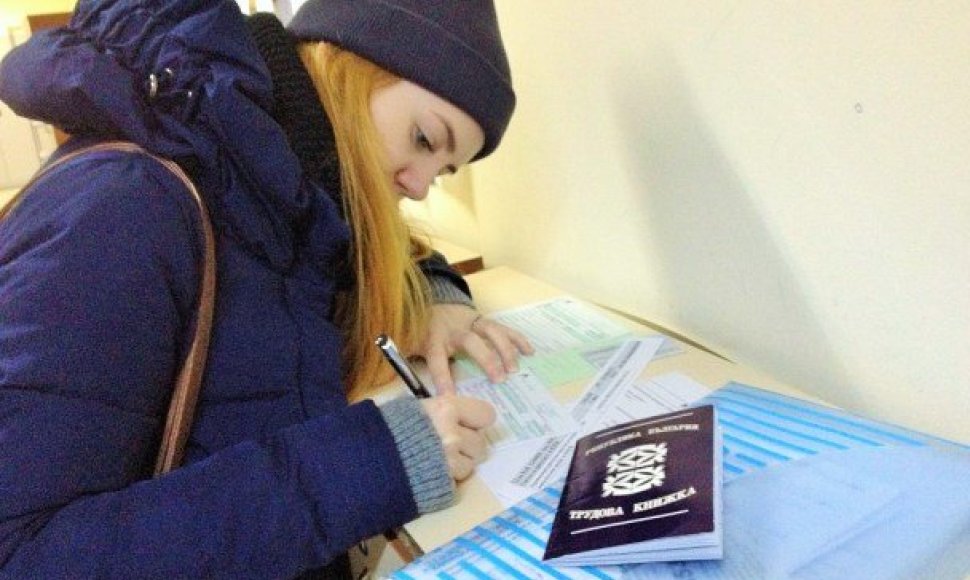 Kristina stebisi bulgariškose institucijose visur ranka pildoma dokumentų gausa. Bulgarai iki šiol naudojasi ir popierinėmis Darbo knygelėmis