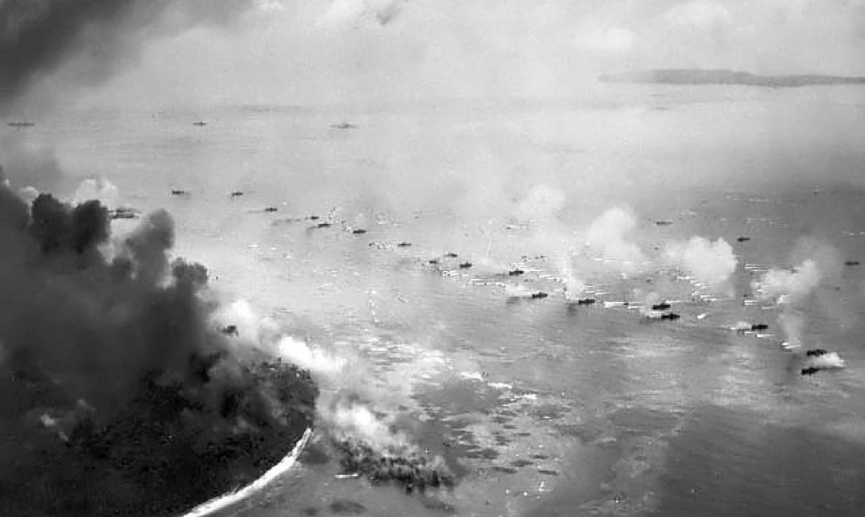 Pirmoji JAV karių banga puolant Peleliu salą