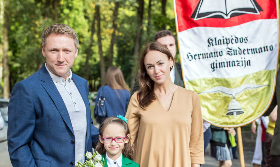 Rima Petrauskytė-Paulauskienė su dukra Andreja ir vyru Rolandu Paulausku