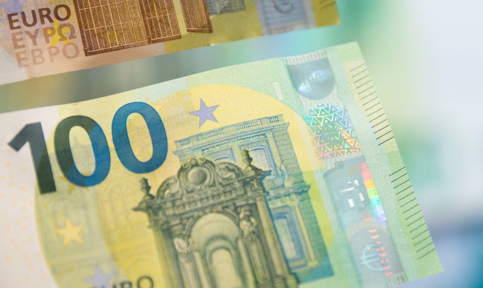 Pristatyti naujosios serijos „Europa“ 100 ir 200 eurų banknotai