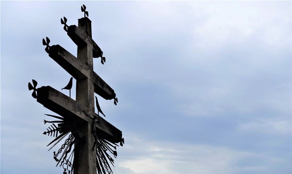 7 metrų aukščio trijų kryžmų kryžius – „Popiežiui, Lietuvai, Vytautui“ Užventyje