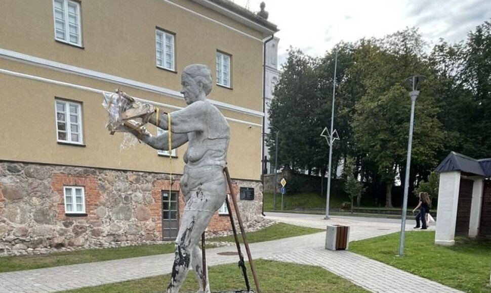 Zarasuose suniokota skulptūra