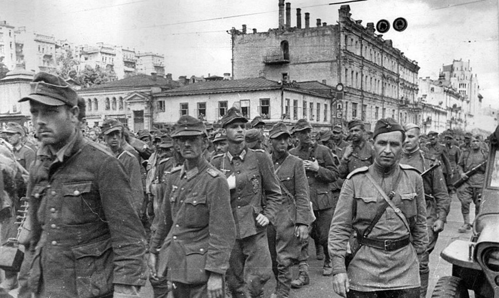 Vokiečių karo belaisviai varomi per Kijevą (1944 m.)