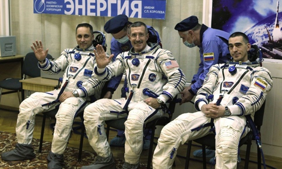 JAV astronautas Danielis Burbankas (centre), Rusijos kosmonautai Antonas Škaplerovas (kairėje) ir Anatolijus Ivanišinas