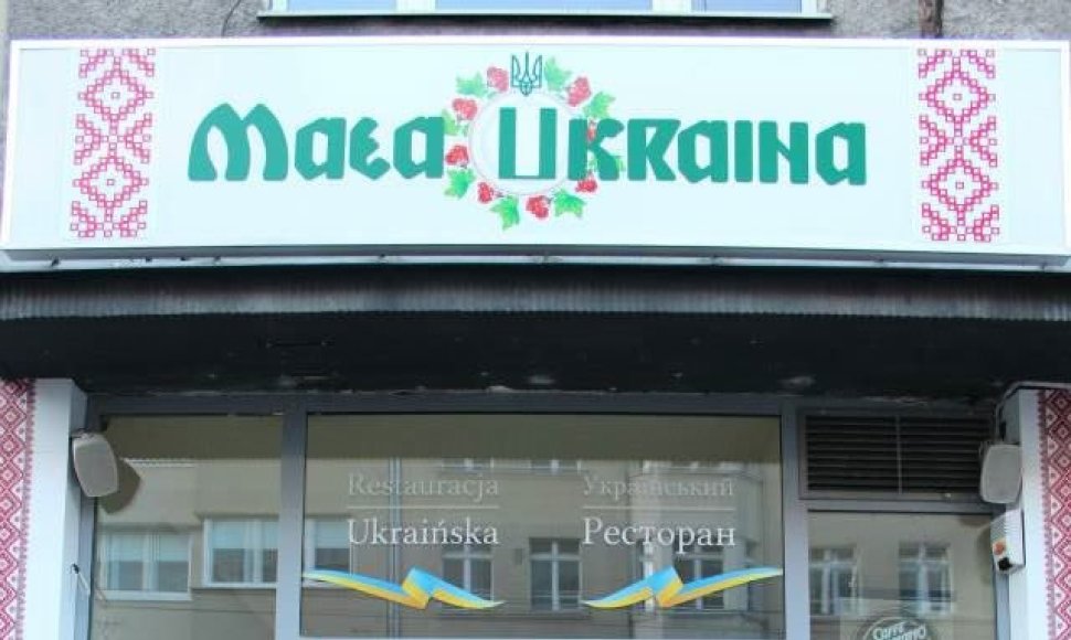 Restorano „Mažoji Ukraina“ Gdynėje durys papuoštos lipdukais su užrašais, kad V.Putino gerbėjams čia ne vieta.