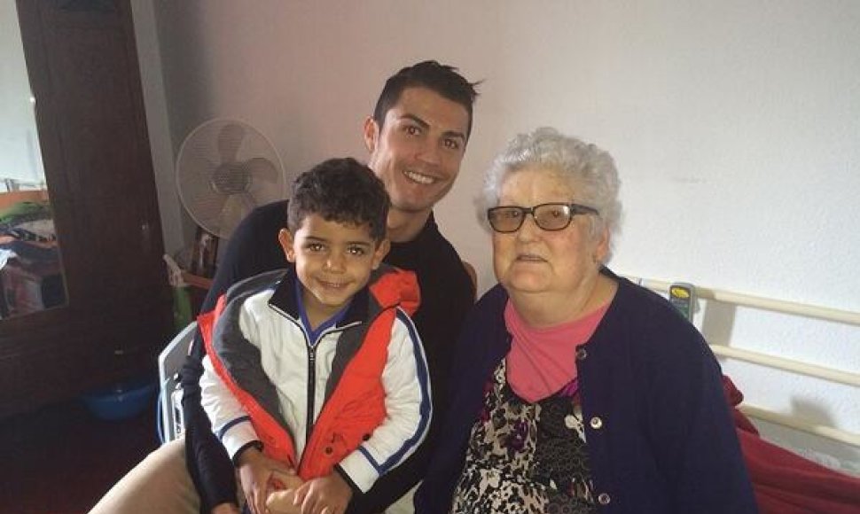 Cristiano Ronaldo su močiute