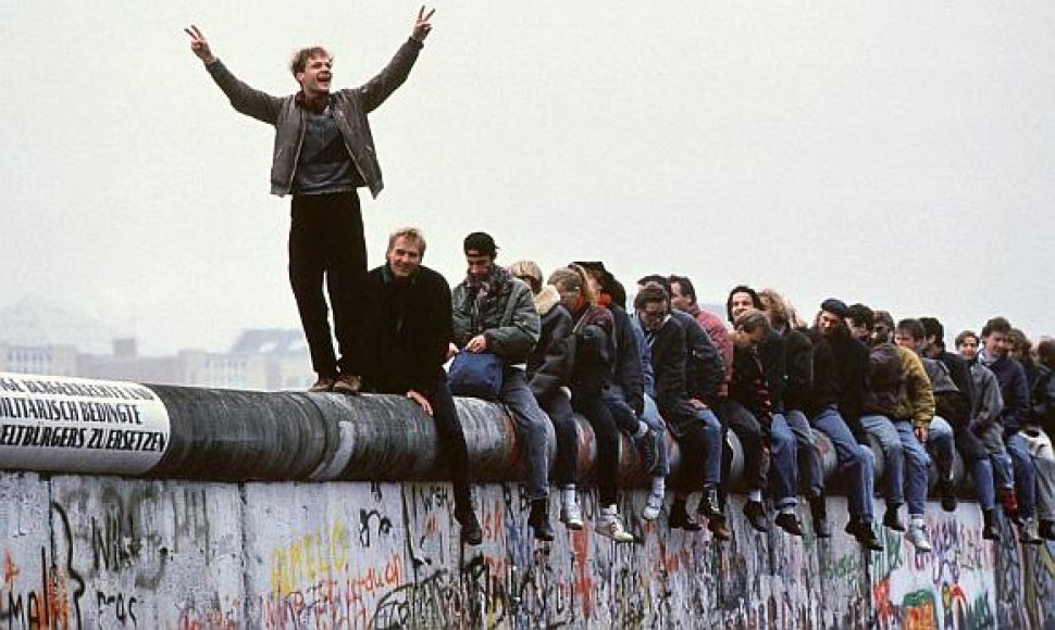 Prieš dvidešimt metų vokiečiai su entuziazmu griovė Berlyno sieną ir tikėjo ateitimi. Šiandien daugelis iš jų jaučiasi nusivylę.